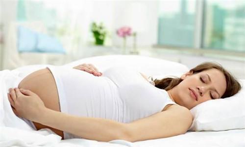 怀孕四个月最佳睡姿图，宝宝能发育地更好