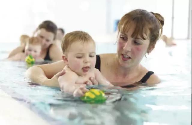新生儿游泳的好处，早期学习游泳的好处