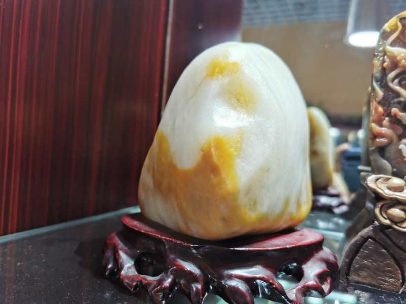 新疆金丝玉原石价格，金丝玉原石是最值得石友把玩的原石