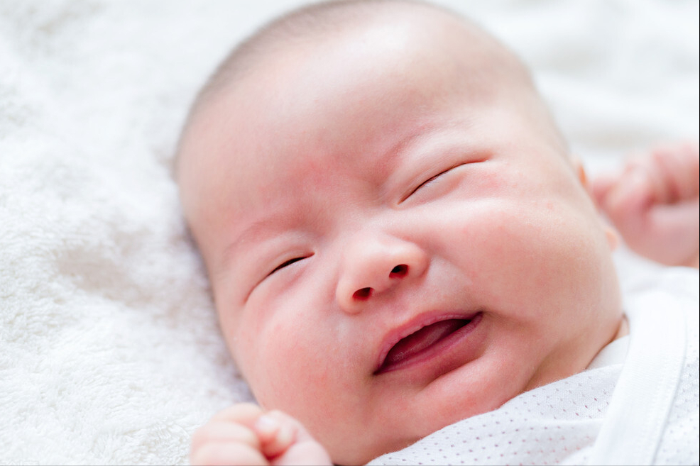 新生婴儿频繁吐奶怎么回事，家长需对照自查原因