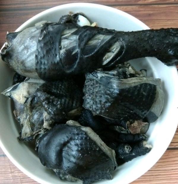 3.乌鸡切成大块,放锅里氽去血水后,捞起备用2.乌鸡1.