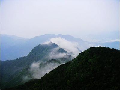 呈东北向展布,长64公里,宽15-20公里,面积1100平方公里,盆地底部海拔