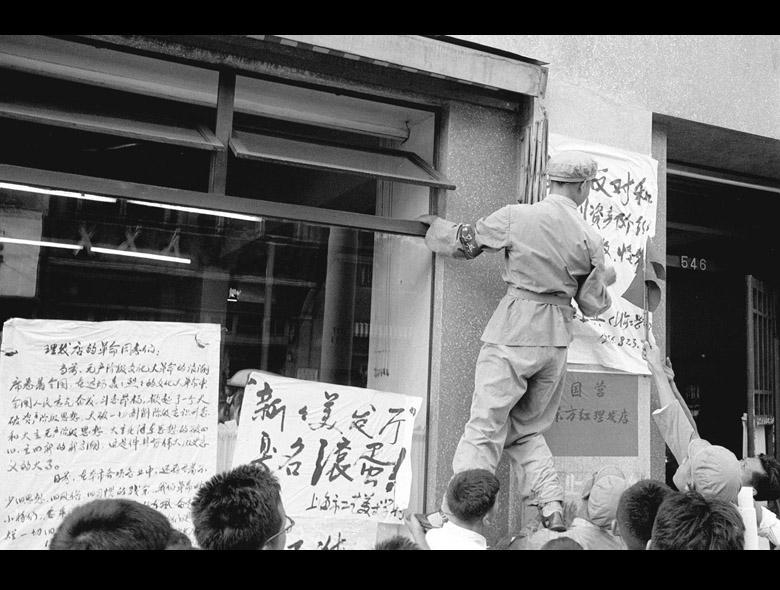 1966年8月上海红卫兵在南京路上张贴大字报