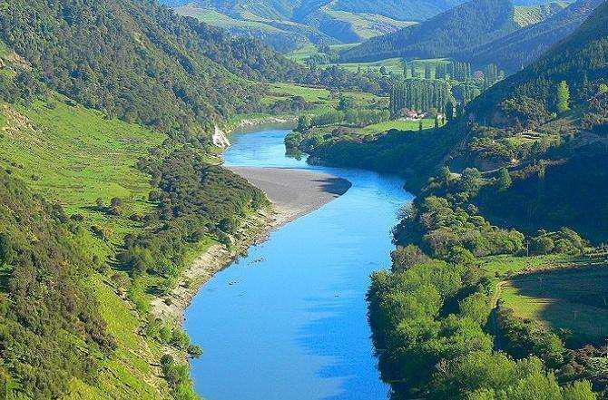 新西兰山间河谷长满绿树