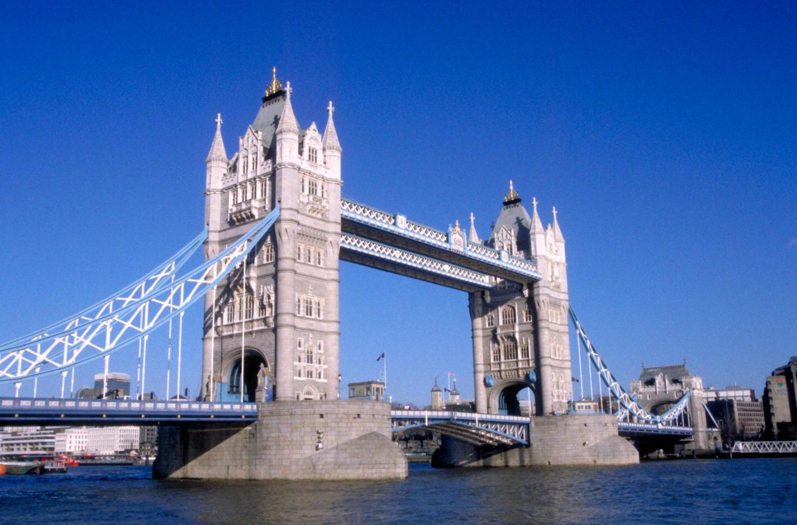 【携程攻略】伦敦千禧桥景点,千禧桥是英国为了迎接千禧年而建立的。千禧桥横跨在泰晤士河上，连接…
