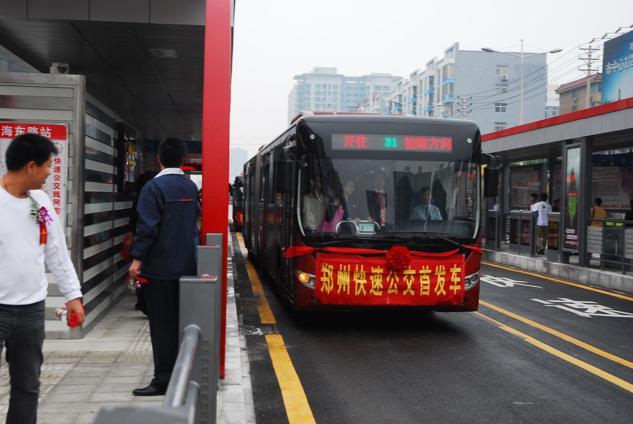 自动驾驶公交亮相郑州 车路协同、5G信号全覆盖