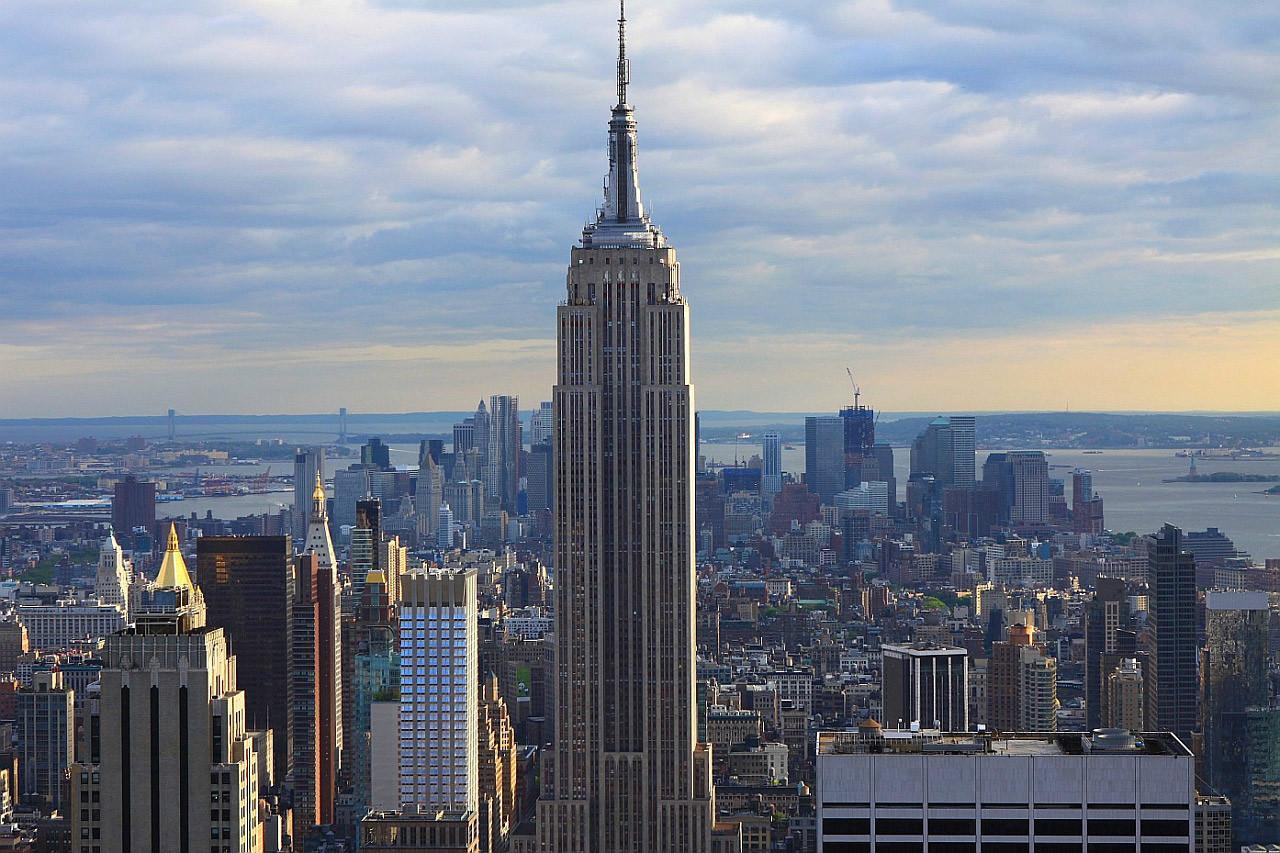 1930年5月28日,位于纽约曼哈顿的克莱斯勒大厦完工,在1931年帝国大厦