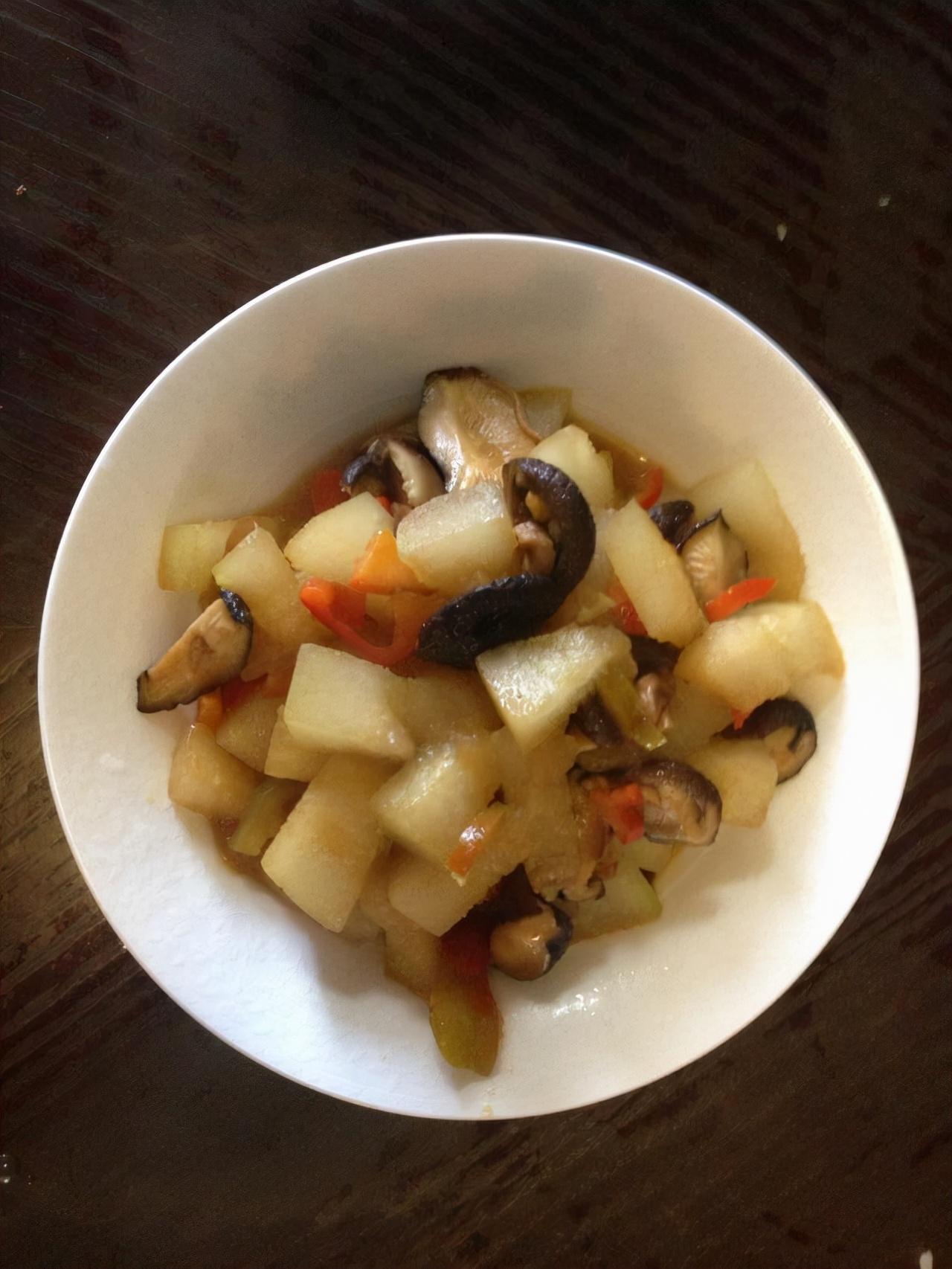 冬瓜白玉菇猪头骨汤怎么做_冬瓜白玉菇猪头骨汤的做法_豆果美食
