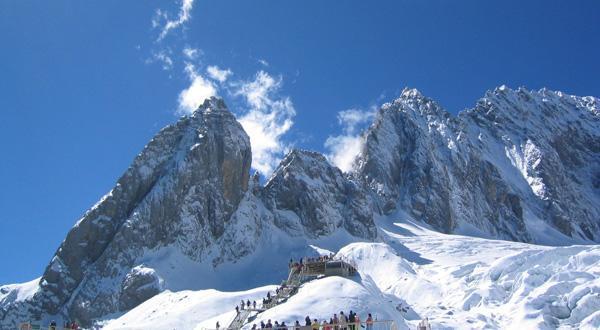 周公解梦，梦见鬼与蟒蛇的深层寓意与解析