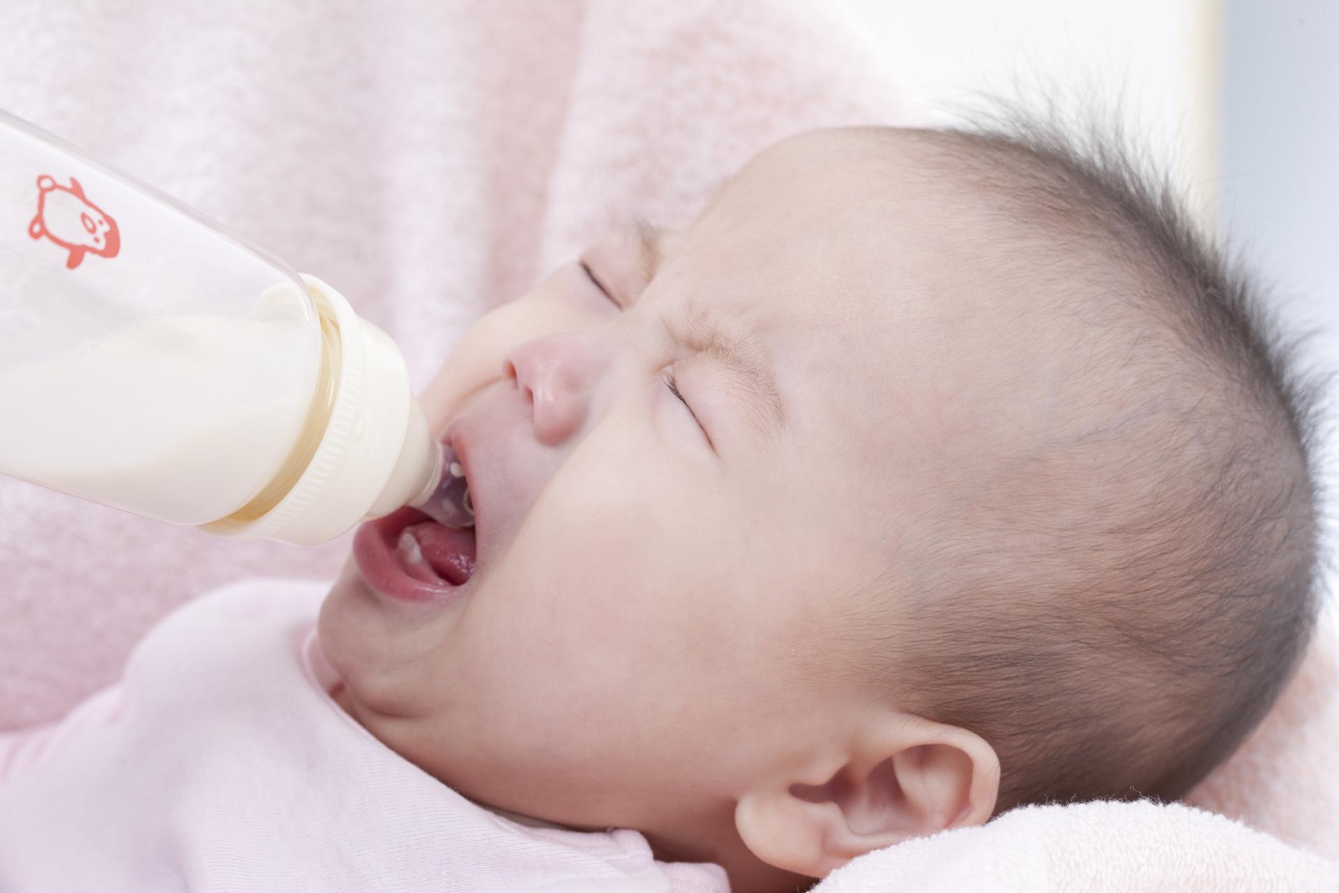 婴儿吃奶哭闹挣扎又想吃，看吃奶状态你就知道怎么回事了