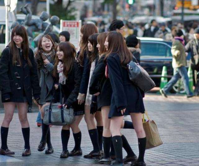 日本白色内衣女性，日本一些学校规定女生不得扎马尾